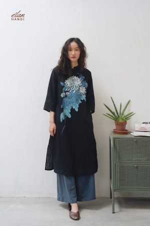 Áo dài vẽ tay hoa cúc