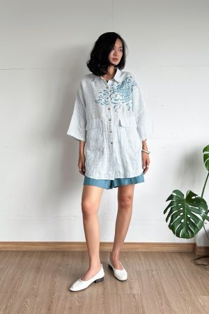 Áo sơ mi dáng dài thêu hoa cúc